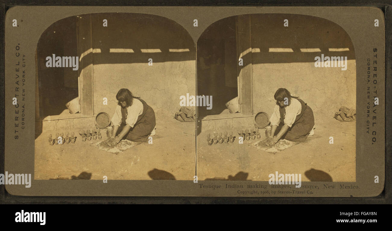 Ein Foto von Stereo-Travel Co., das einen Ureinwohner Tesuque zeigt, der traditionelle Bilder in Tesuque, New Mexico, macht. Das Bild zeigt das kulturelle Handwerk und die einheimischen Kunstformen der Gegend. Stockfoto