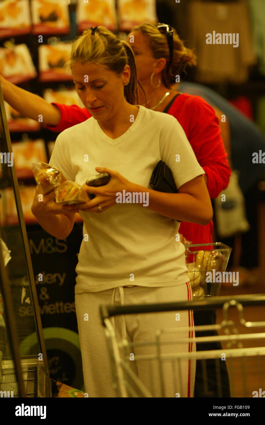 Nicole und Natalie Appleton zusammen einkaufen in Hampstead Hotel Supemarket London (Kredit Bild © Jack Ludlam) Stockfoto