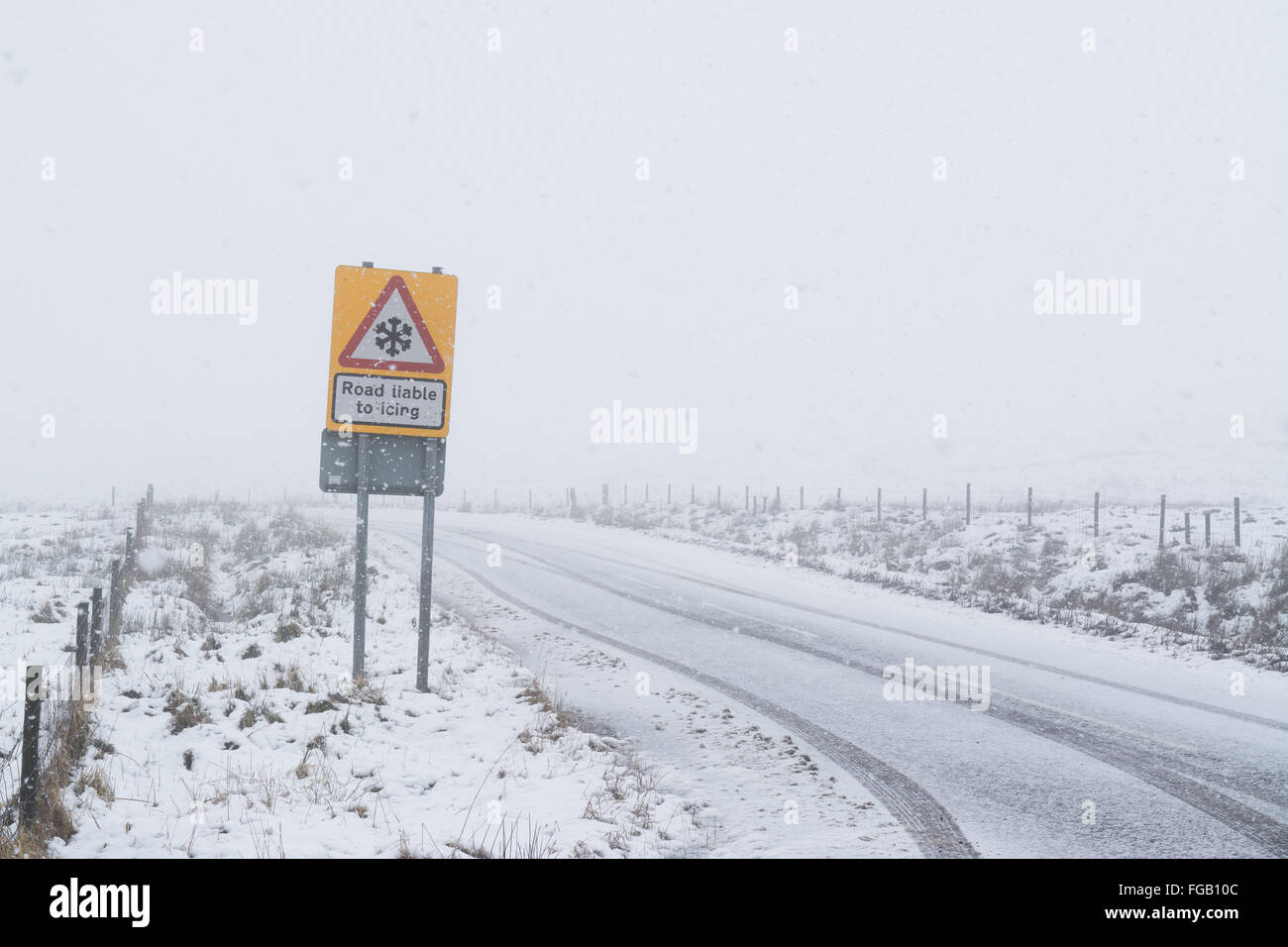 B822 Crow Road, Campsie Fells, Stirling, Schottland. 18. Februar 2016. UK-Wetter: Schnee auf einer Anhöhe in Campsie Fells Stockfoto
