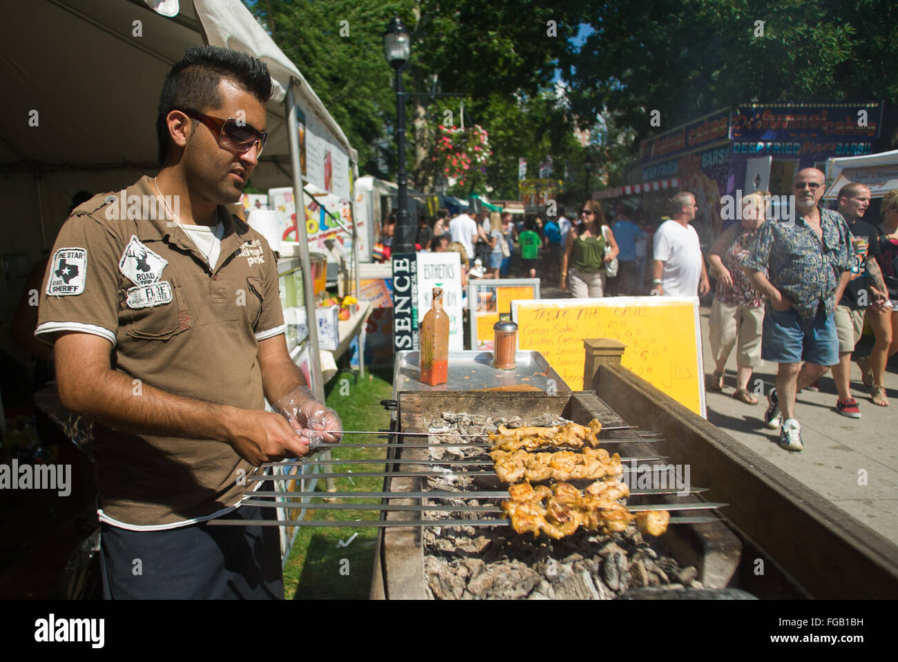 London, Kanada - ein Lebensmittel-Hersteller bereitet Hähnchenspieße während einer jährlichen Sommer-Kulturfestival. Stockfoto