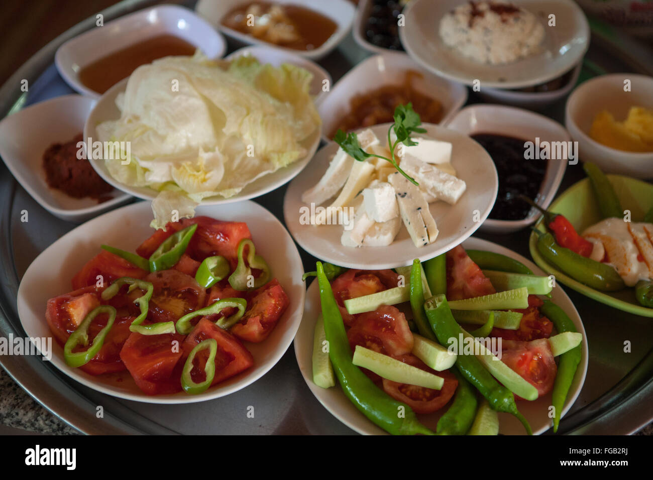 Ein Restaurant bereitet für morgen Frühstücksservice, Türkei. Stockfoto