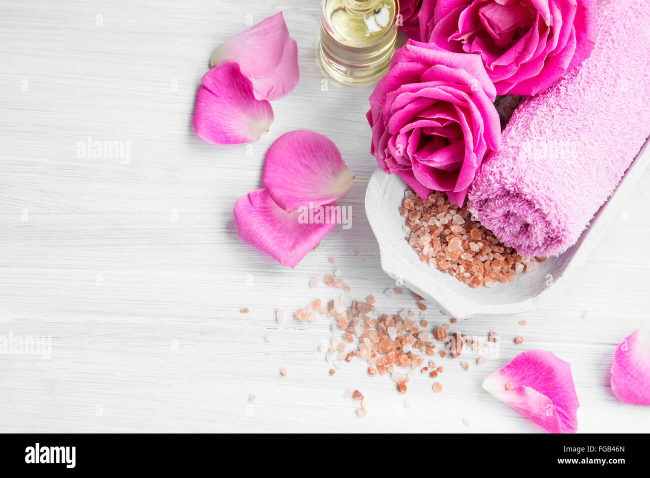 Spa-Ambiente mit rose rosa Blumen und Blütenblätter, Badesalz und Körper-Öl Stockfoto