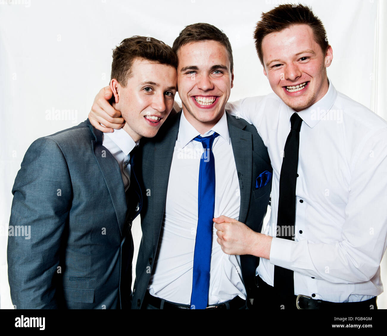 Junge kluge Männer auf einem Teenager-Abschlussball für Teenager, um das Erwachsenwerden in Großbritannien zu feiern Stockfoto
