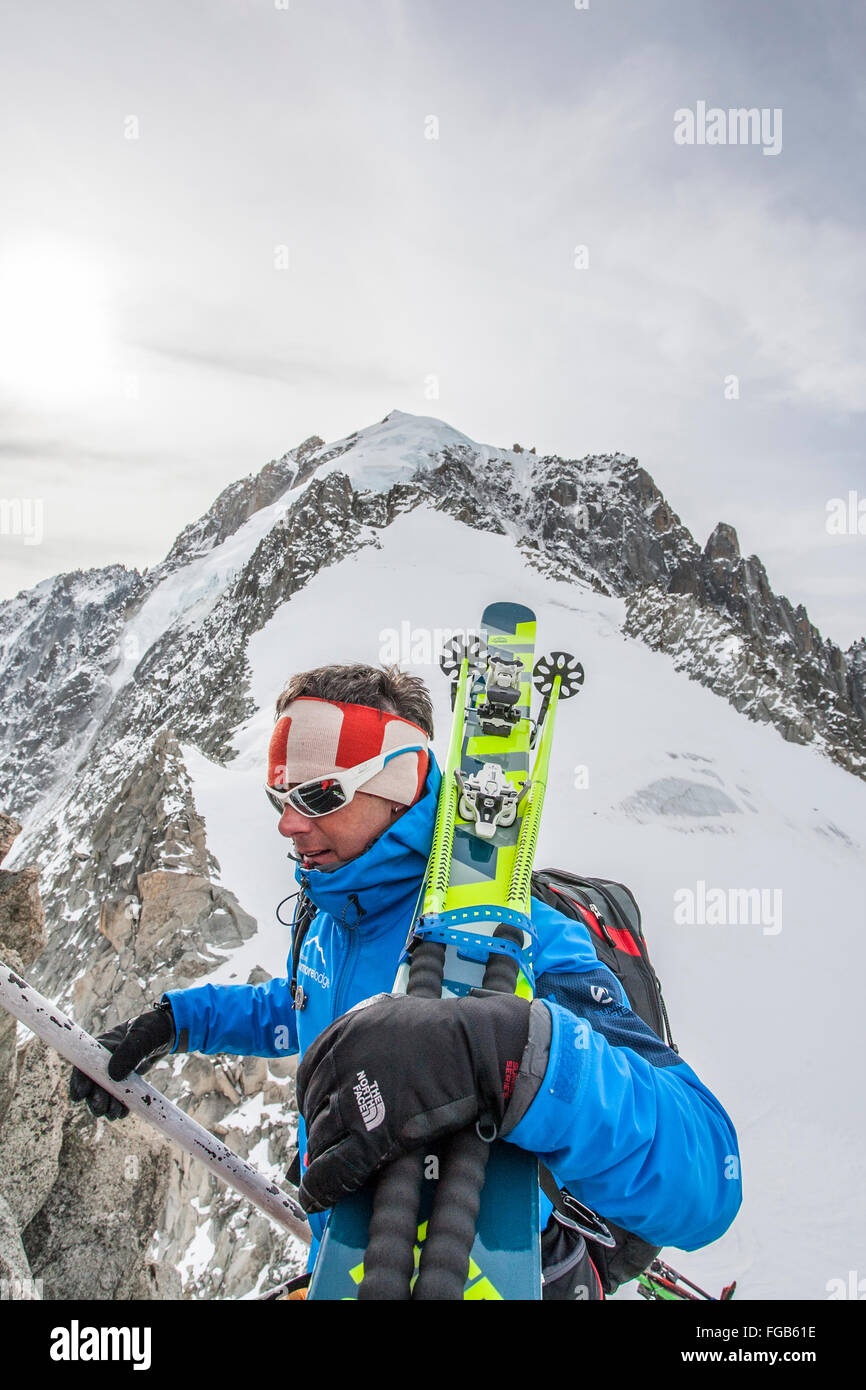 Bergführer Treppensteigen im berühmten Grands Montets Ski Resort in Chamonix Stockfoto