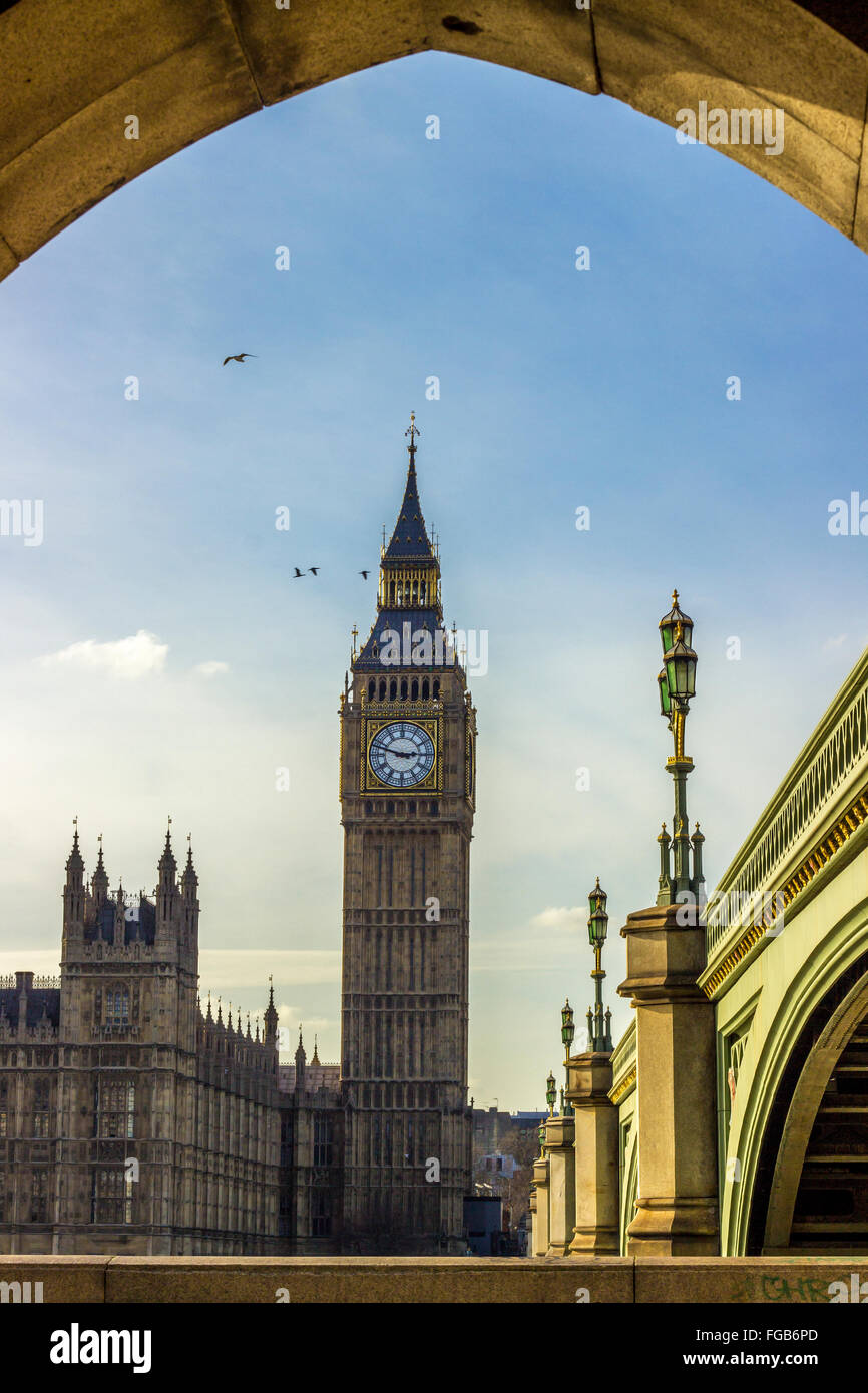 Die schöne Elizabeth Turm mit den Glocken von Big Ben und das Parlament in der Nähe einer Brücke über die Themse in London. Stockfoto