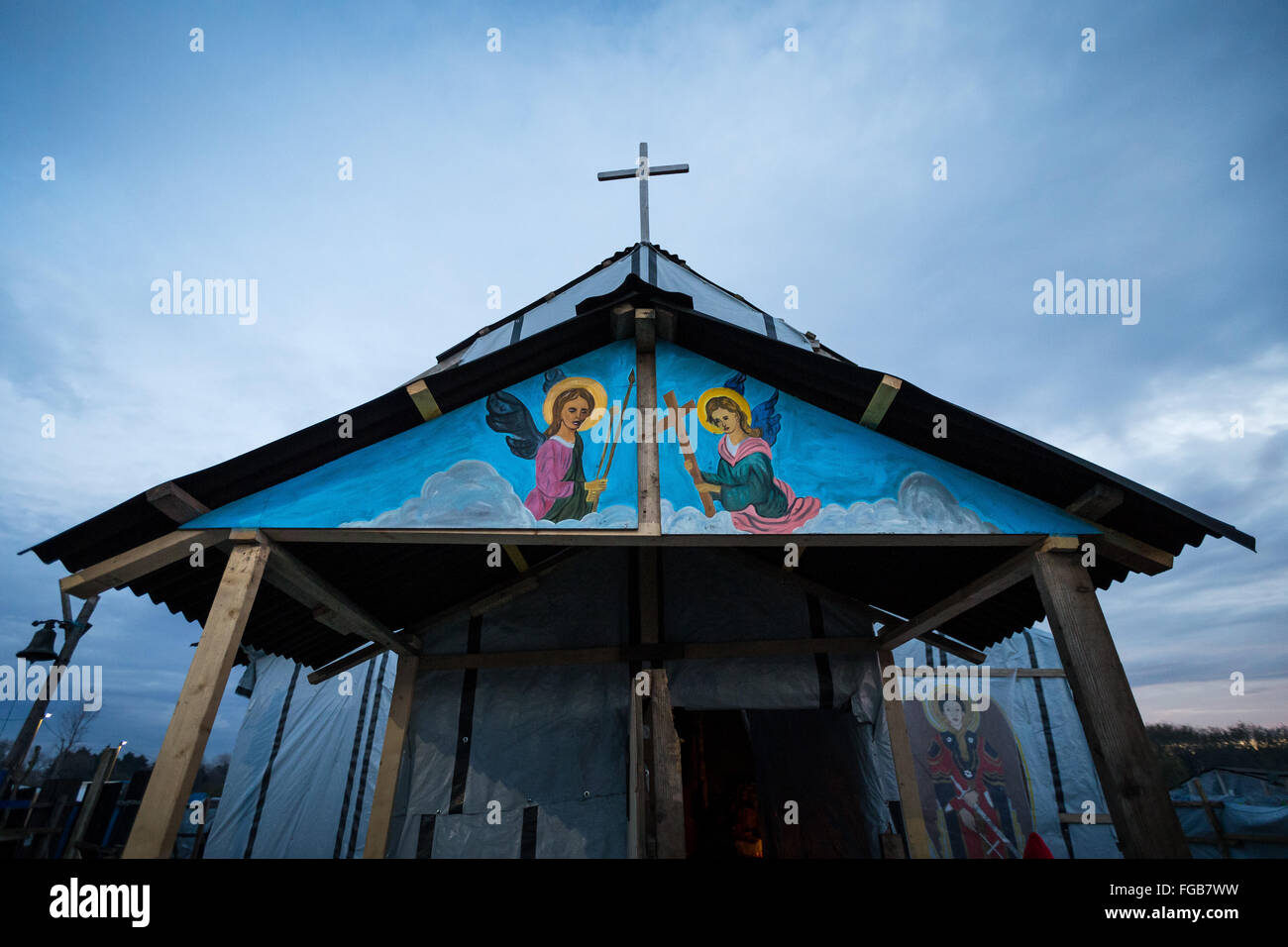 Ein Kreuz sitzt oben auf die Hauptkirche im Dschungel Flüchtlingslager, Calais. Gemälde von Flüchtlingen schmücken die Wände. Stockfoto