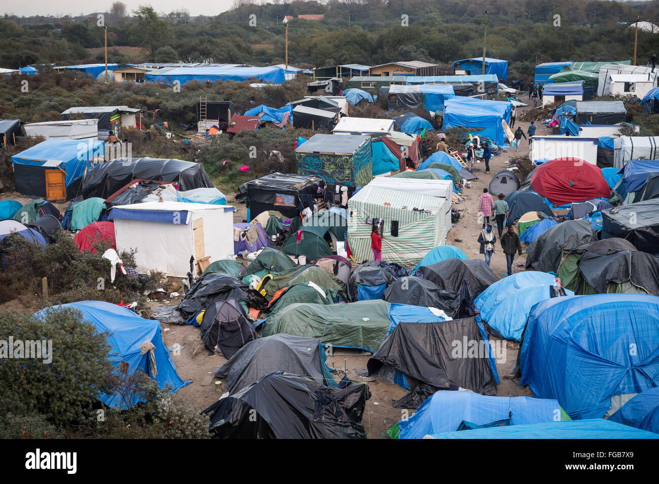 Eine Luftaufnahme des Flüchtlingslagers Dschungel, Calais, Frankreich. Die Menschen gehen zwischen der Masse der Zelte und Unterstände. Stockfoto