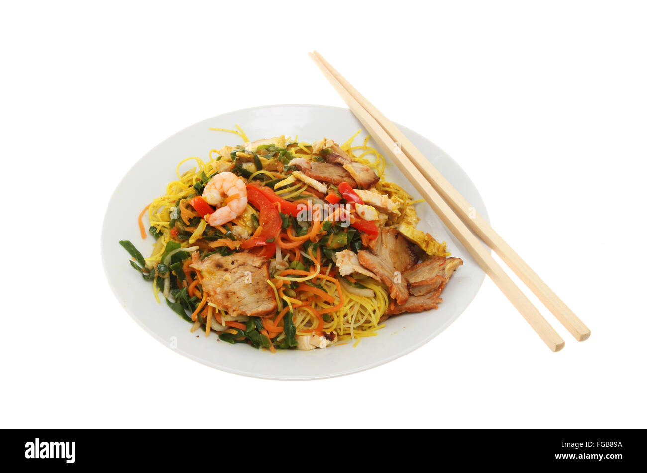 Chinesisches Essen, Nudeln Singapur in einer Schüssel mit Stäbchen isoliert gegen weiß Stockfoto