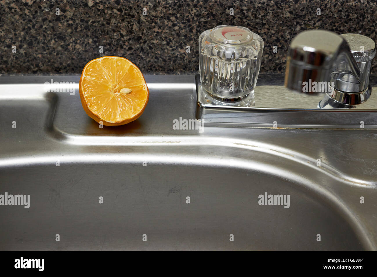 Sehr schmutzige alte Waschbecken und Wasserhahn auf der Straße in  Zentralasien Stockfotografie - Alamy