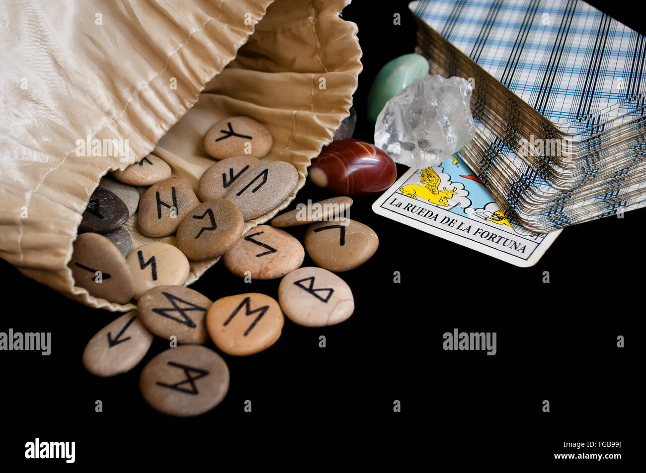 Weissagung und Vorhersage auf Runen und Tarot, Mystik und esoterischen isoliert auf schwarzem Hintergrund Stockfoto