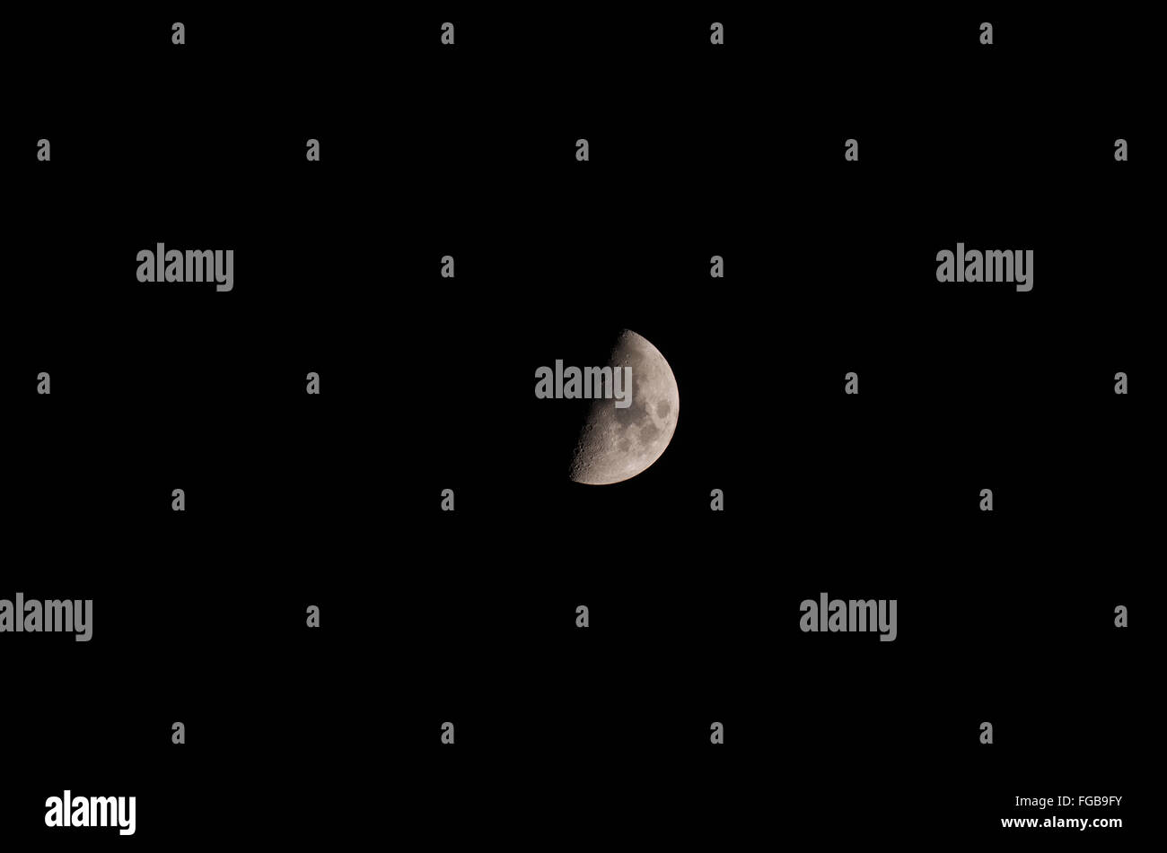 Half Moon, die Phase des ersten Quartals, durch ein kleines Teleskop. Stockfoto