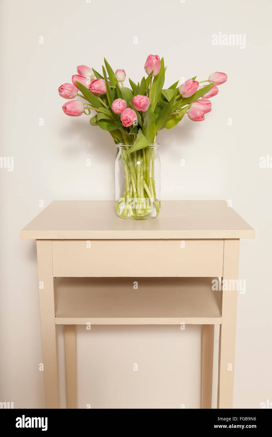 Reihe von Tulpen auf Tisch Stockfoto