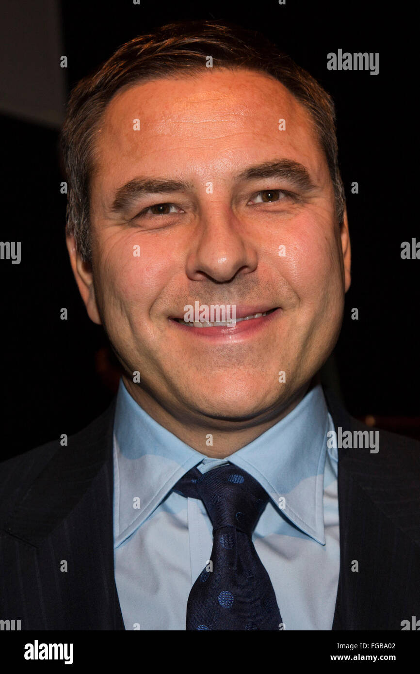 London, UK. 18. Februar 2016. Schauspieler David Walliams. Der erste Teil des Christie-Charity-Auktion für James Bond 007 Spectre Erinnerungsstücken realisierte GBP 2.785.000 mit profitablen Erlös für wohltätige Zwecke, wie z. B. Medikamente Sans Frontieres, andere karitativen Organisationen und die Vereinten Nationen Mine Action Service (UNMAS) gespendet werden. Das Top-los, ein Aston Martin DB10 für GBP 2.434.500 verkauft. Die Online-Auktion dauert bis 23 Februar. Bildnachweis: Lebendige Bilder/Alamy Live-Nachrichten Stockfoto