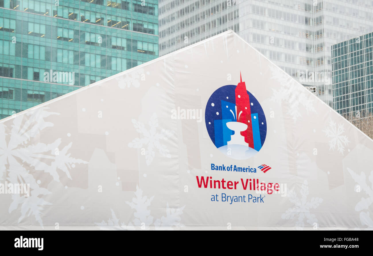 Nahaufnahme des Logos auf einem Zelt auf der Bank von Amerika Winterdorf im Bryant Park, wie es schneit, New York City. Stockfoto