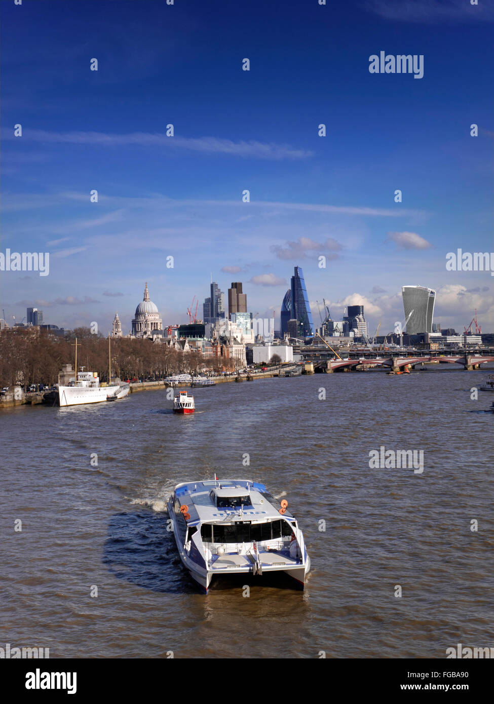 Stadt von London Saint Paul & Themse von Waterloo Bridge mit RB Thames Clipper Boot und Stadtrundfahrt Boot hinter London UK Stockfoto
