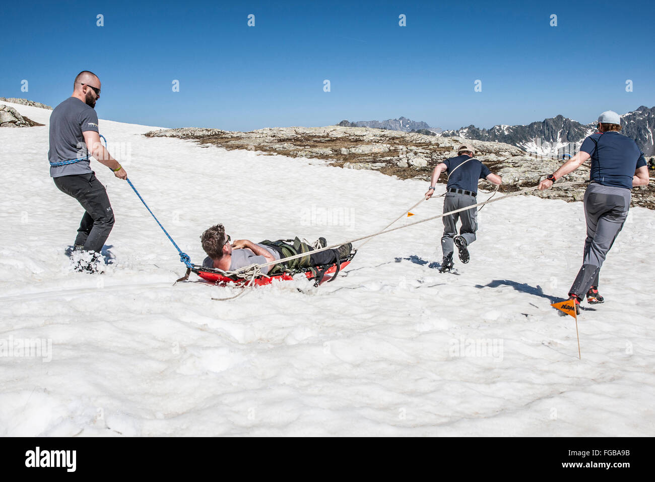 Menschen eine Ausbildung für eine Evakuierung im Notfall mit Schlitten in den französischen Alpen Stockfoto