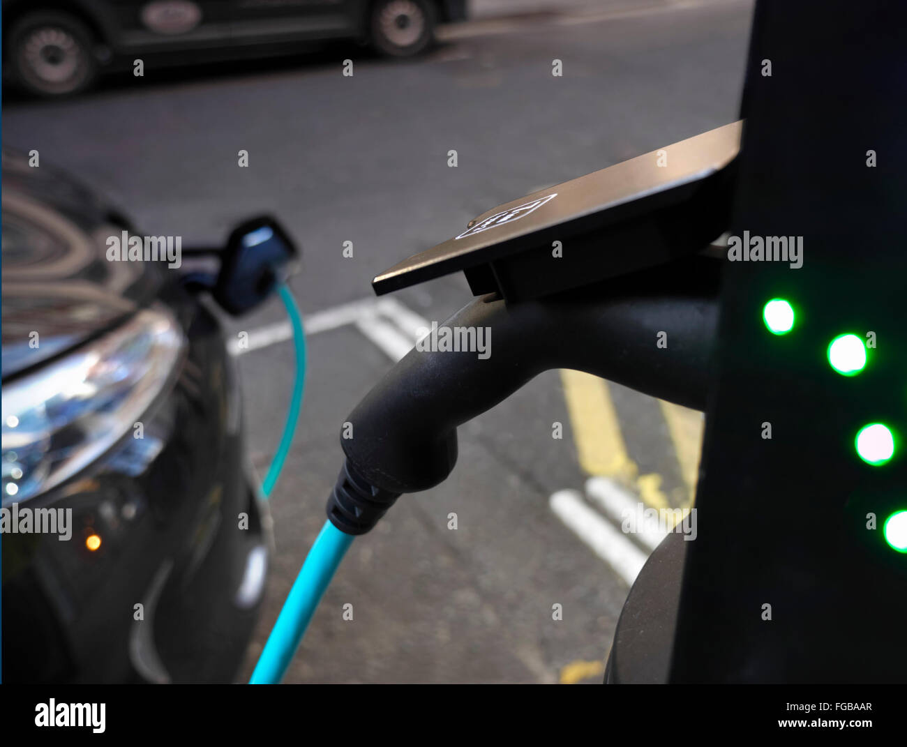 Auto-Ladestation für ein angetriebenen Renault ZOE Elektroauto Covent Garden London UK einstecken Stockfoto