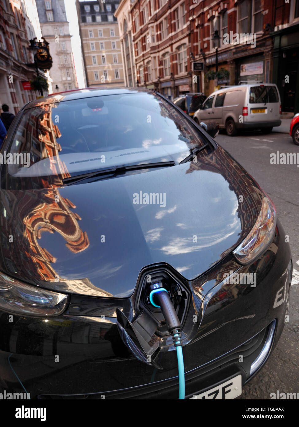 Netzstecker in car Ladestation für elektrisch betriebenen Renault ZOE Auto mit faszinierenden sun Reflexion Verbesserung der elektrischen Auto Technologien LONDON Stockfoto