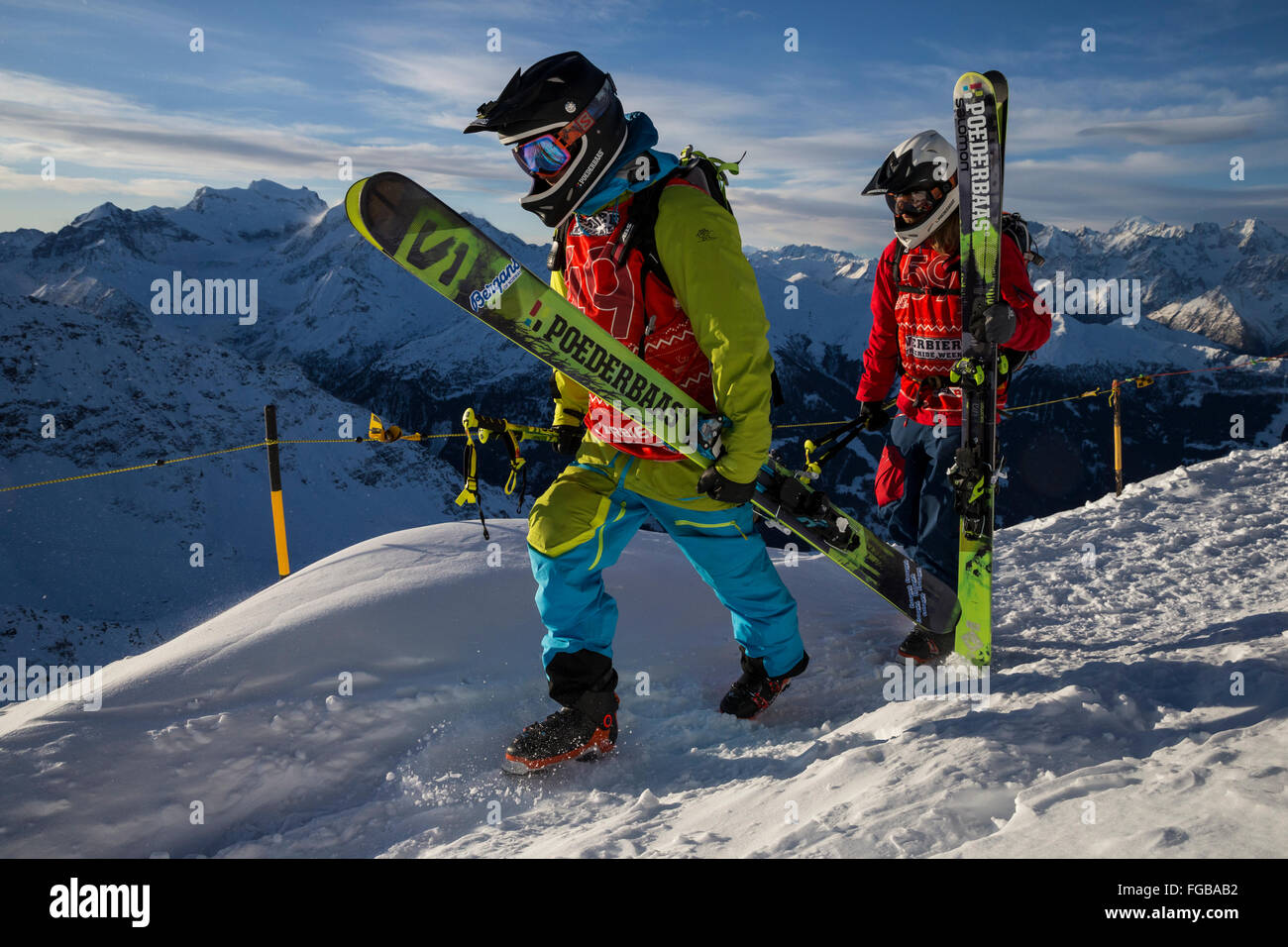 Zwei Skifahrer zu Fuß in Richtung der off Piste Linien sie wählte Stockfoto