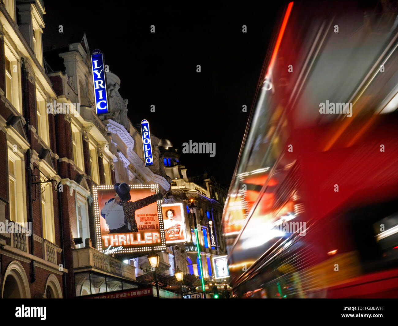 Theatreland beschäftigt mit roten Busse in Shaftesbury Avenue West End London UK Stockfoto