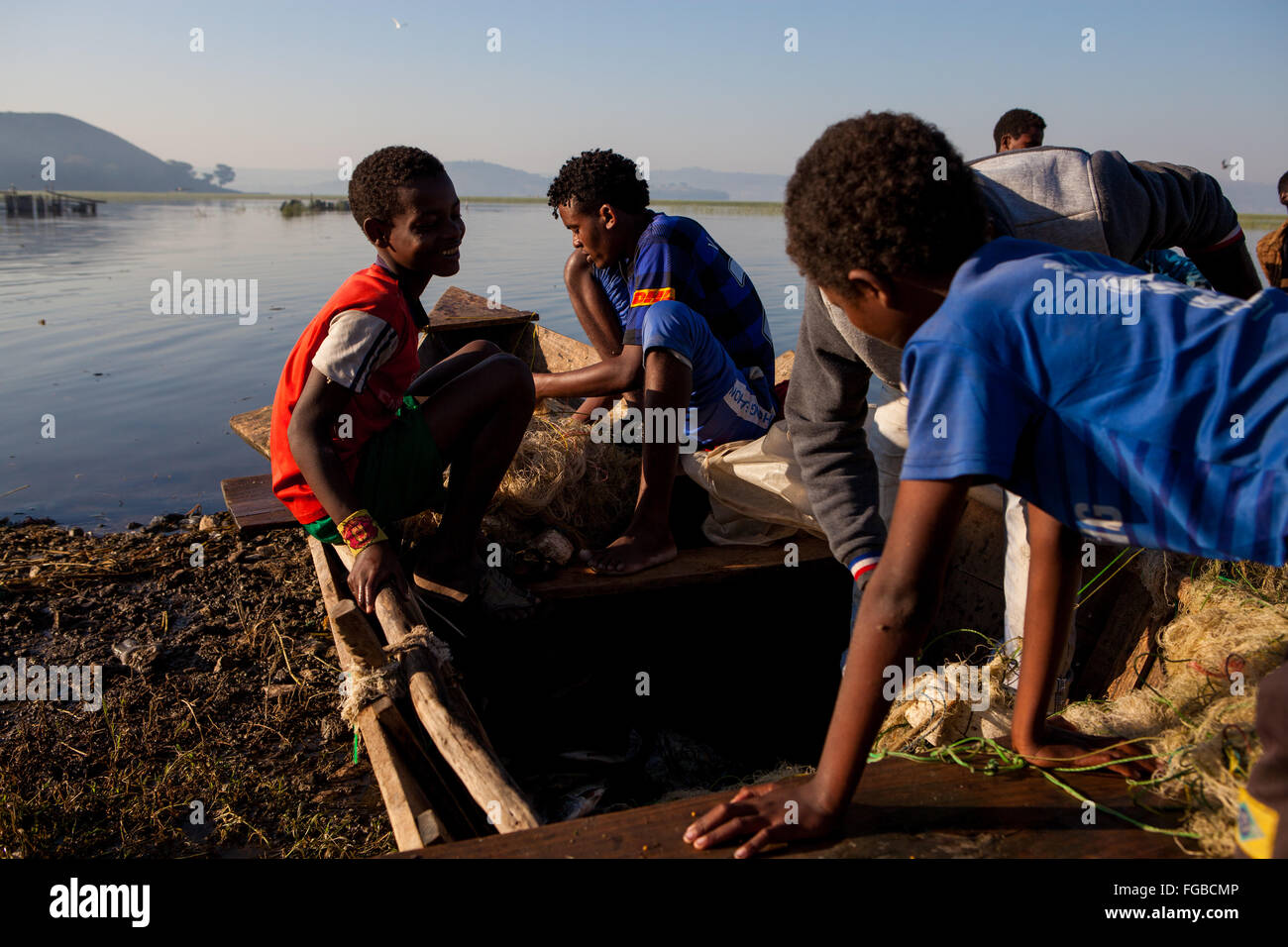 Kinder spielen auf den Fischerbooten, See Hawassa Äthiopien Afrika Stockfoto