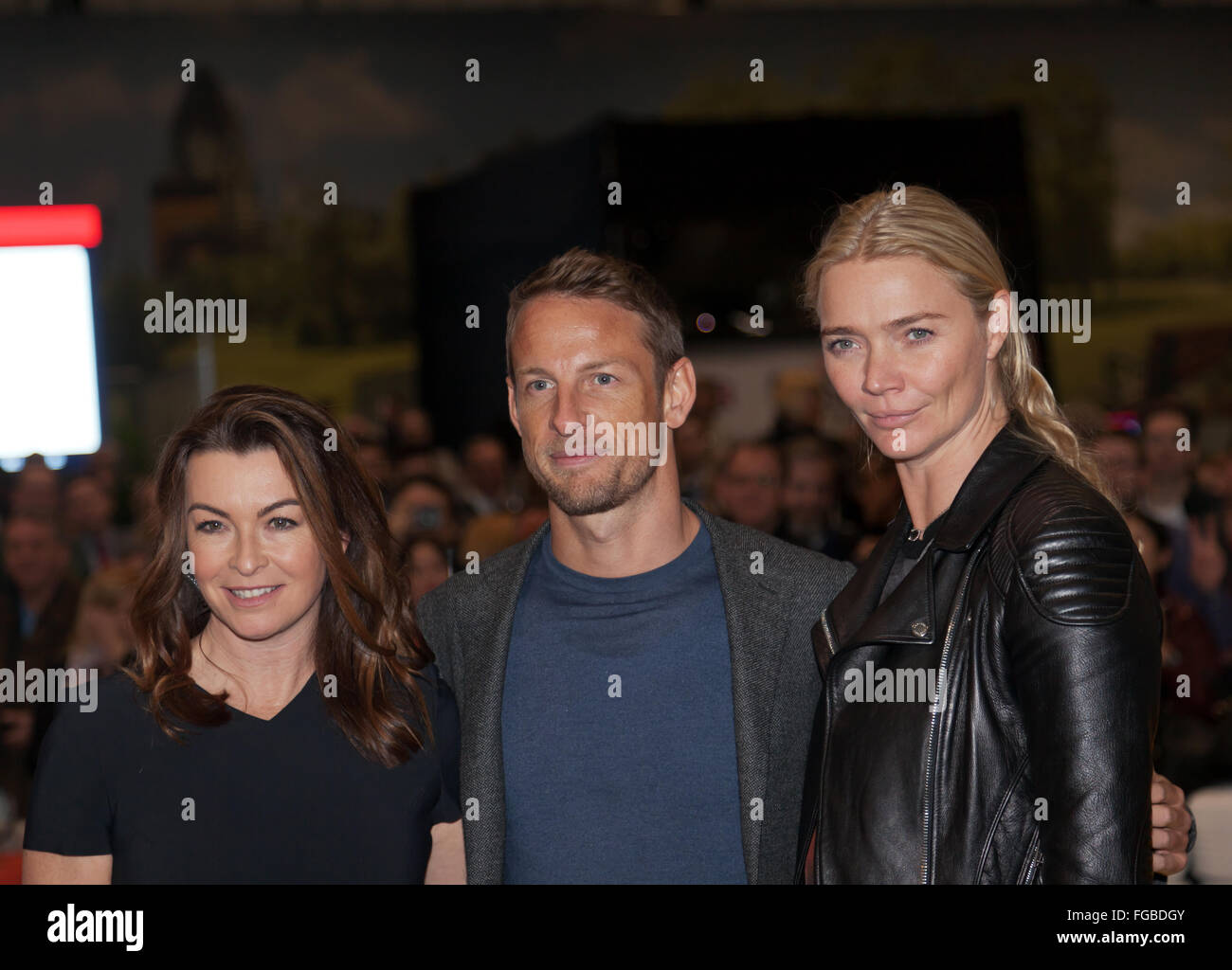 Suzi Perry, Jenson Button und Jodie Kidd stellen für die Presse nach der Classic Six Nations Cup Eröffnungsfeier am Medientag London Classic Car Show 2016 Stockfoto