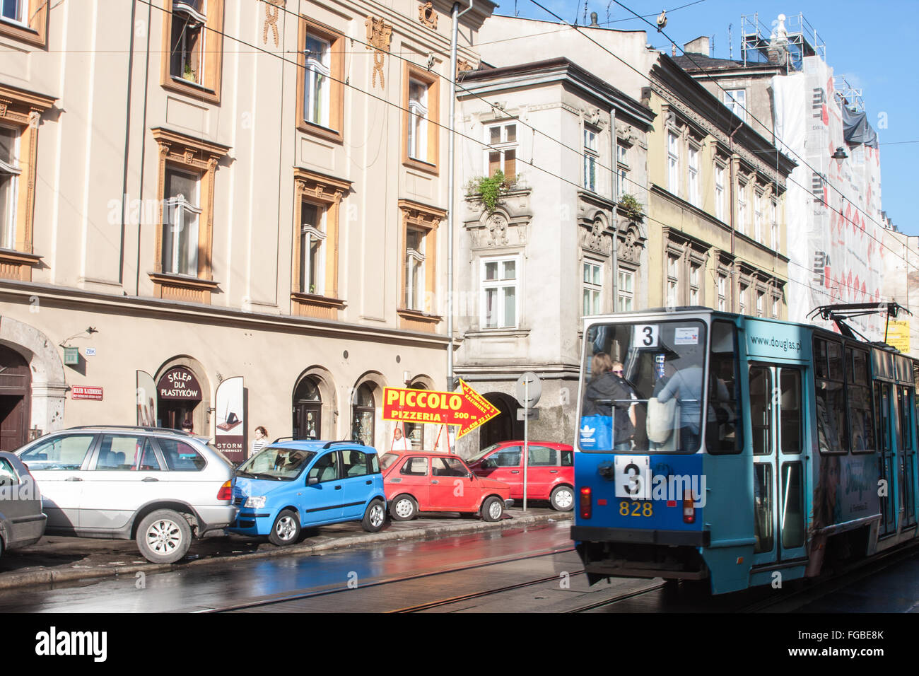 Straßenszene in Altstadt in Krakau, Polen. Mit alten heruntergekommenen Polski Fiat 126, Auto, als, Werbung, Werbung, Vintage, für eine Pizza Shop prop. Stockfoto