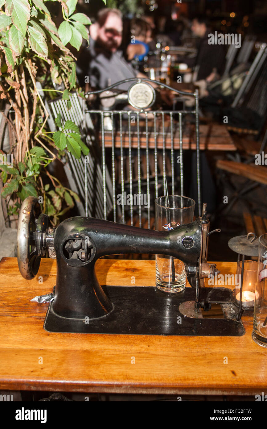 Cafe Sänger, alte Nähmaschinen als Tabellen, Cafe, Cafes, Bar, Bier, Kaffee, jüdische Viertel Kazimierz in Krakau, Polen, Polnisch, Europa Stockfoto