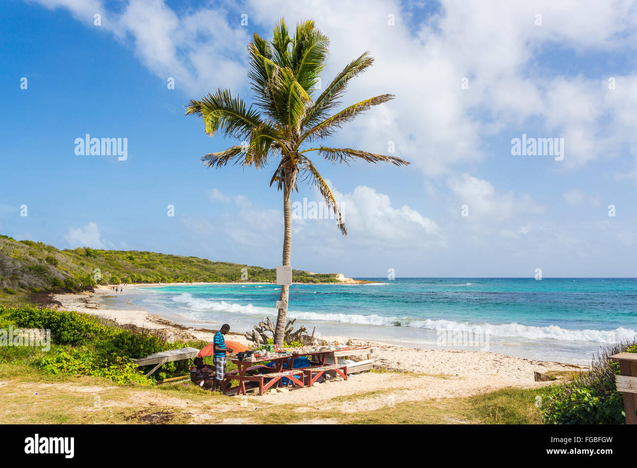 Souvenir Stall und Palm-Baum auf der schönen tropischen Sandstrand in Half Moon Bay, Antigua, Antigua und Barbuda, West Indies Stockfoto