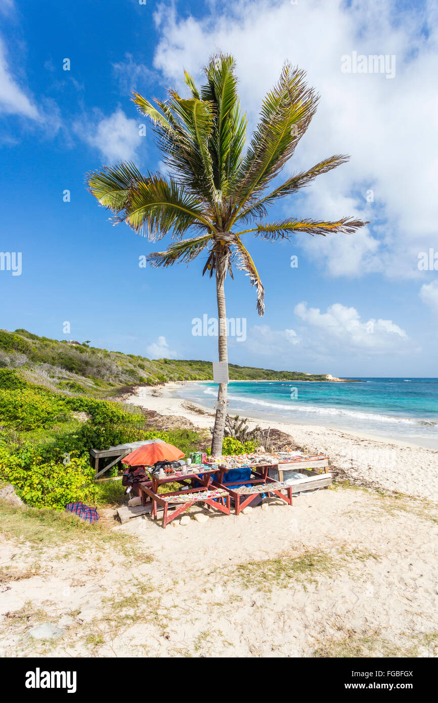 Souvenir Stall und Palm-Baum auf der schönen tropischen Sandstrand in Half Moon Bay, Antigua, Antigua und Barbuda, West Indies Stockfoto