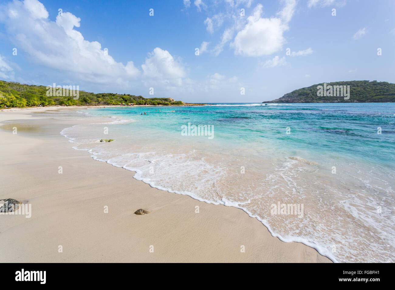 Schöne unberührte, menschenleeren tropischen Sandstrand und das türkisblaue Meer, Half Moon Bay, Antigua, Antigua und Barbuda, West Indies Stockfoto