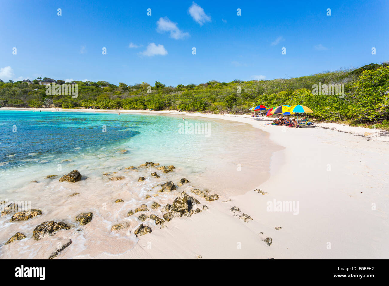 Sehenswürdigkeiten: Wunderschöne, unberührte, einsame tropischen Sandstrand und türkisblaues Meer, Half Moon Bay, Antigua, Antigua und Barbuda, West Indies Stockfoto