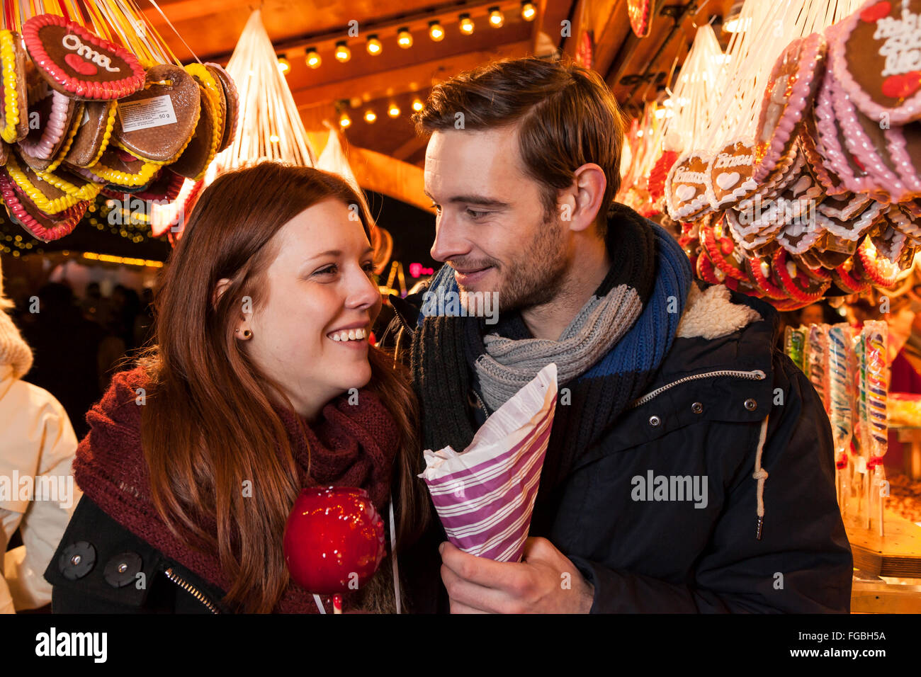 Paar hat Spaß am Weihnachtsmarkt Stockfoto