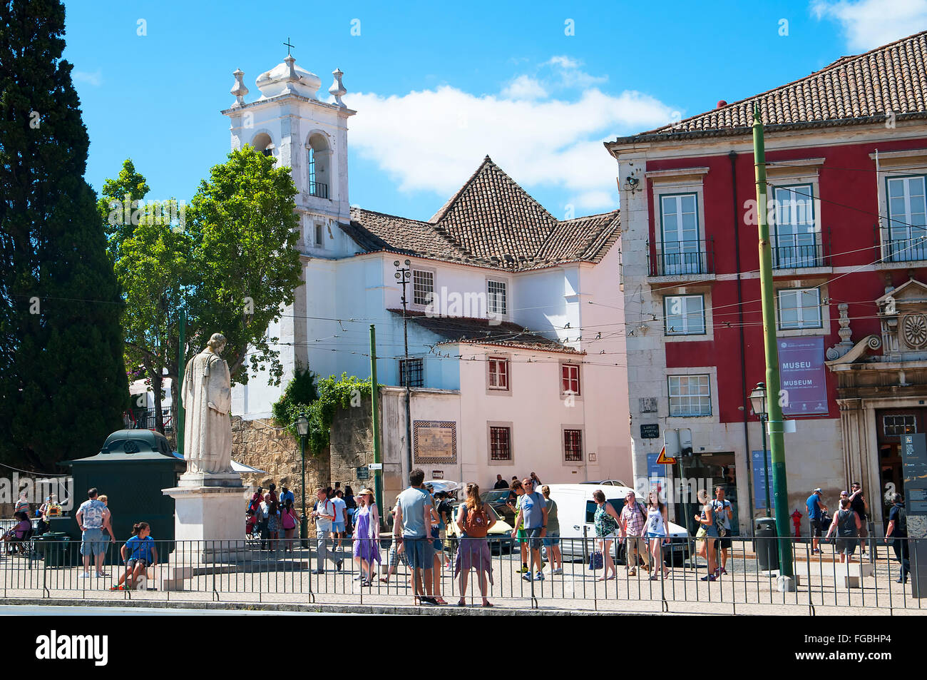Die Kirche St. Luzia aus dem Mirador Santa Luzia in Lissabon Portugal