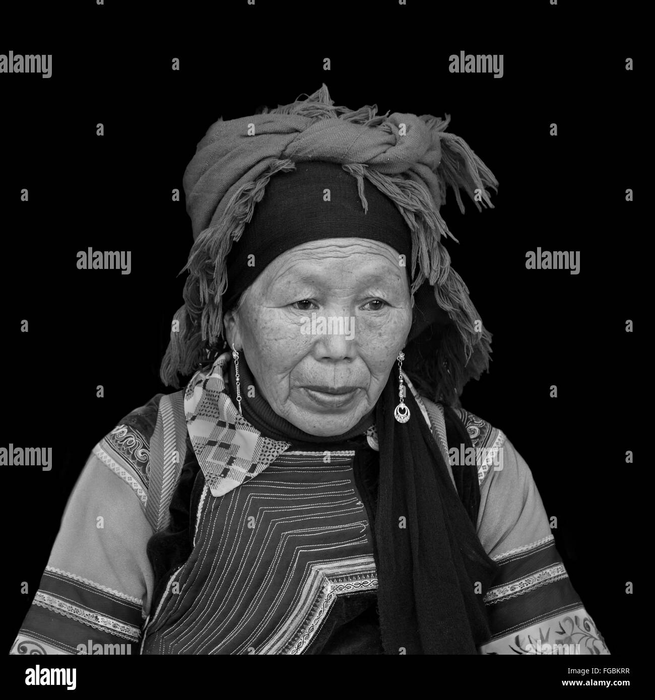 Portrait einer älteren Frau, Niujiaozhai Markt, Provinz Yunnan, China Stockfoto
