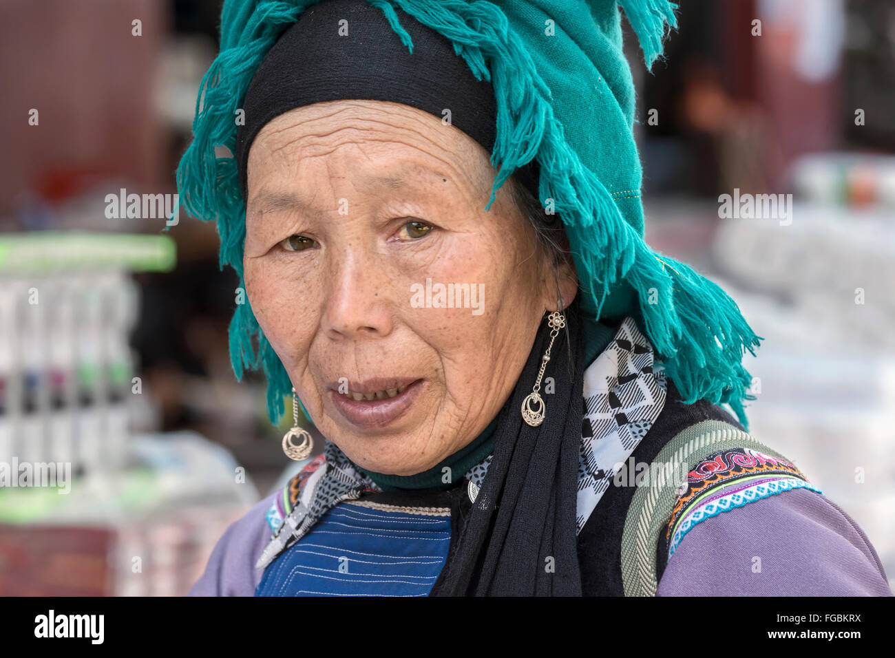 Porträt einer Frau Hani, Niujiaozhai Markt, Provinz Yunnan, China Stockfoto