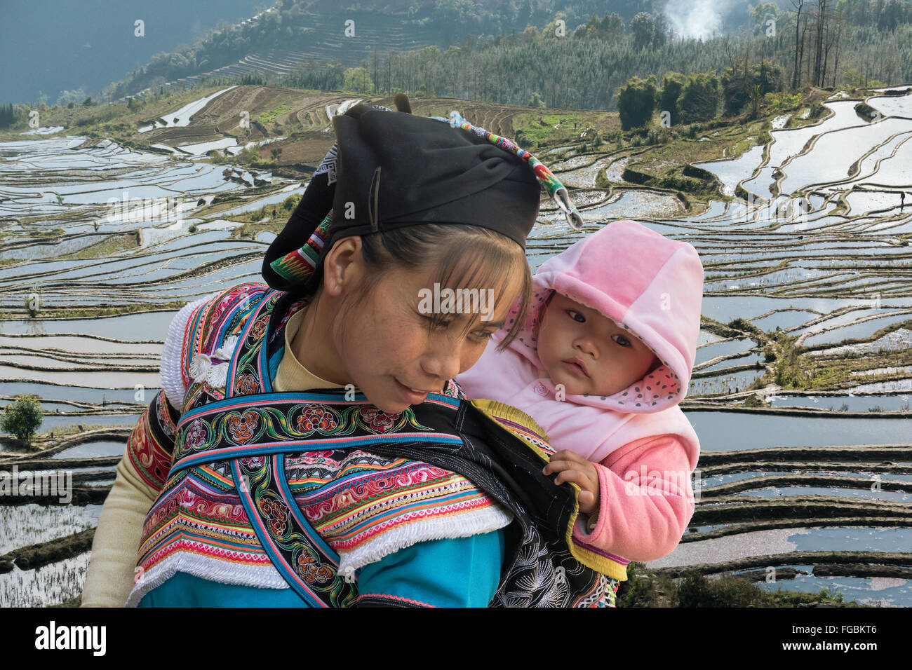 Mutter und Baby, Yuanyang County, Provinz Yunnan, China Stockfoto