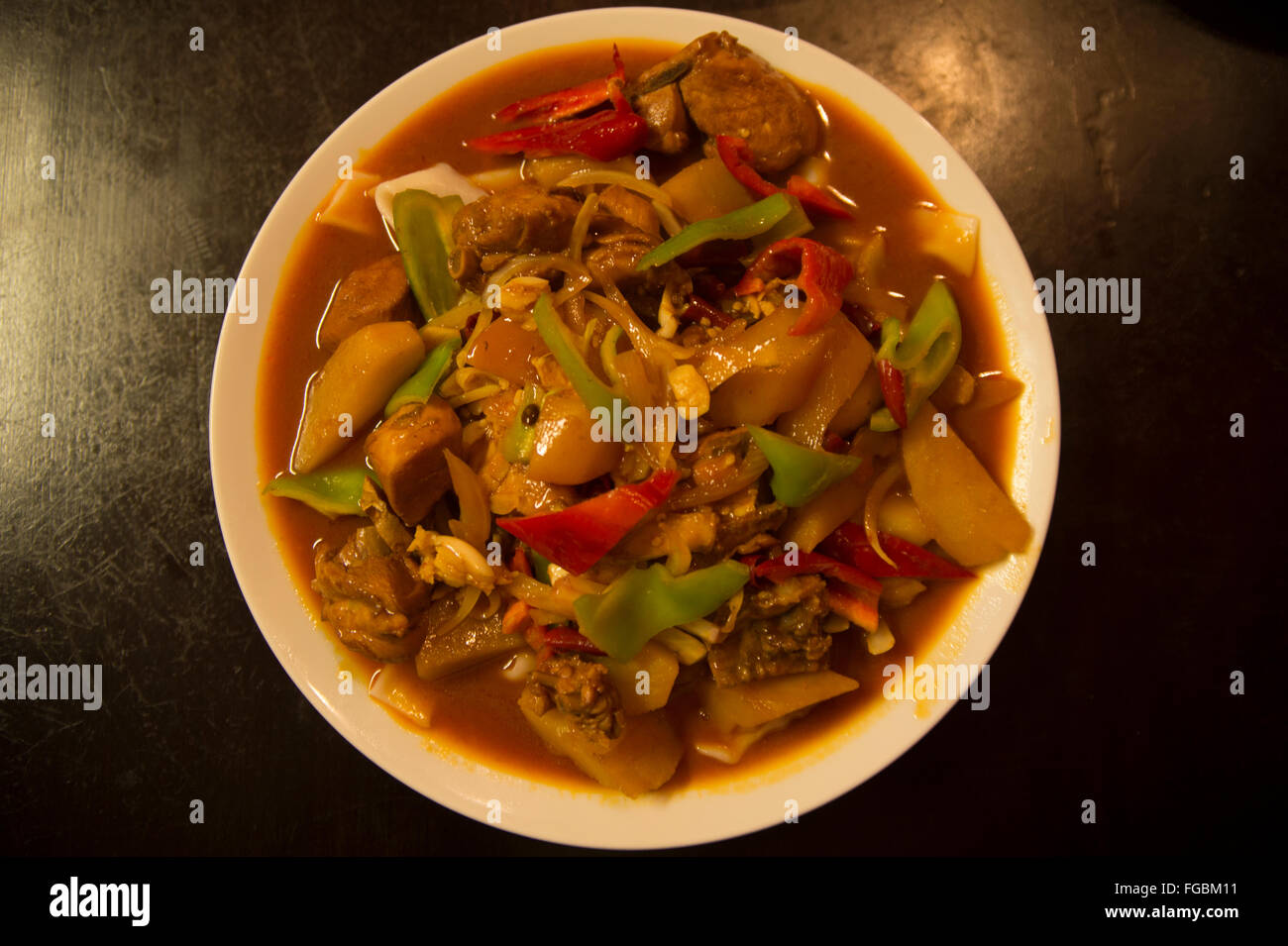 Uigurische Küche: handgemachte Nudeln gebraten mit Hähnchen und Gemüse Stockfoto