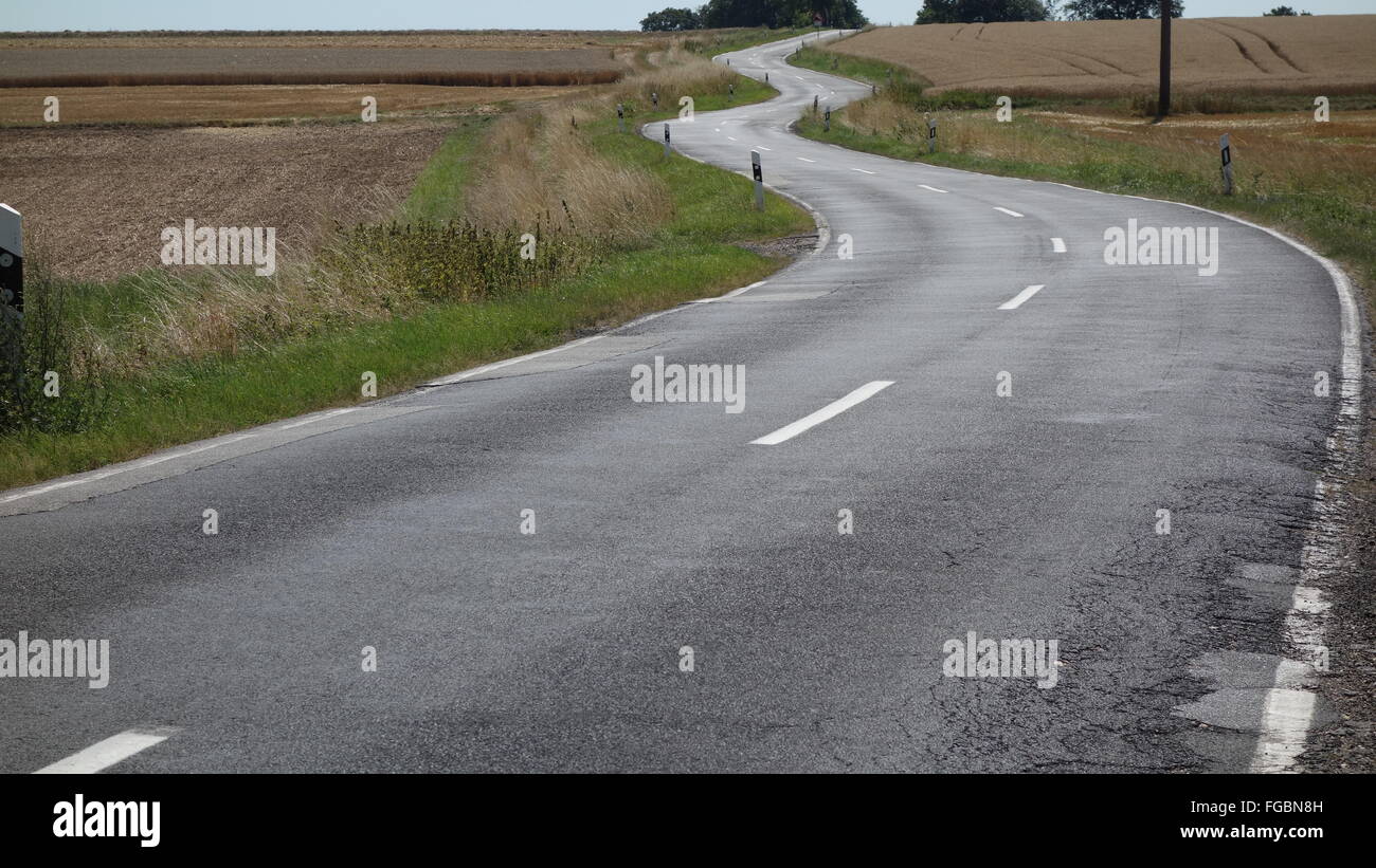 Eine perfekt kurvenreiche Straße in Deutschland Stockfoto