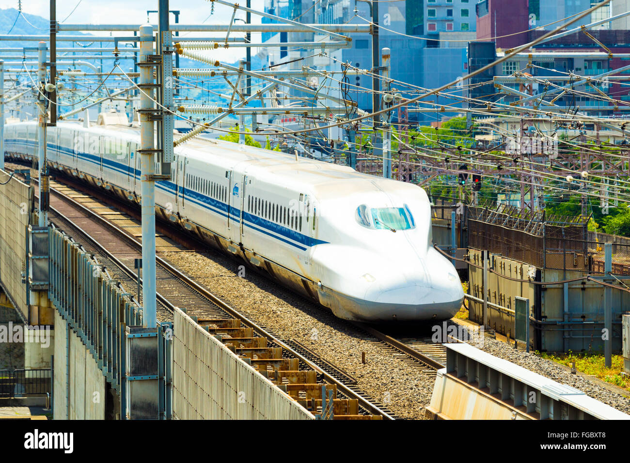 Annäherung an Shinkansen-Hochgeschwindigkeitszug auf hohe erhöhten Schienen umgeben von Drähten gesehen von oben Luftbild verlassen Stadt Kyoto Stockfoto