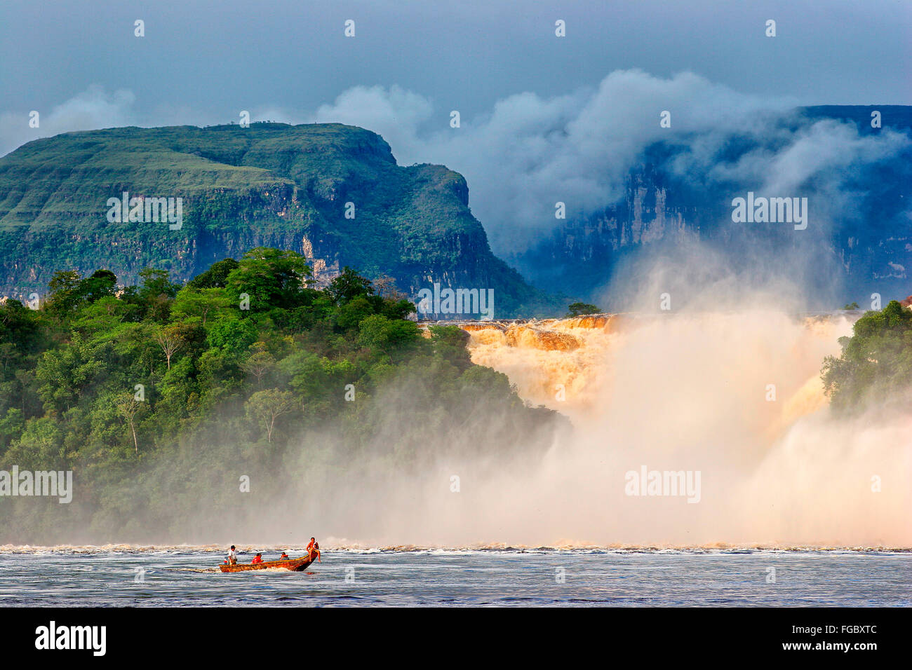 Boote auf Laguna de Canaima (Canaima Lagune) mit Saltos Hacha (Hacha Wasserfälle) und Tepuis (Flat-Top Berge) im Hintergrund. Stockfoto