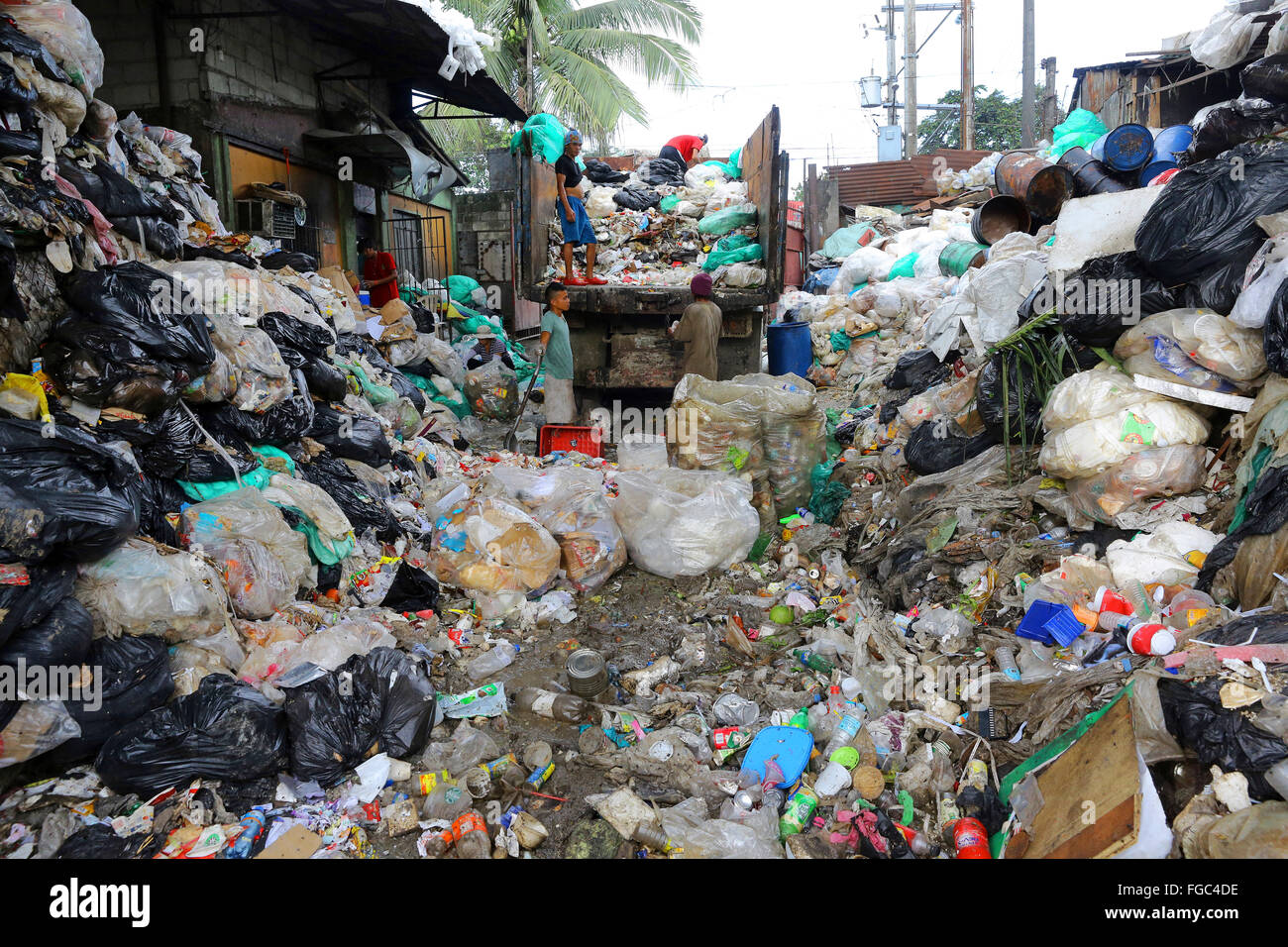 Abfall trennen und Weiterverkauf in einem Junk-e-Shop in der Nähe von Quezon City integrierte Entsorgungsanlage in Barangay (Dorf) Payatas in Quezon Stadt, Metro Manila, Philippinen Stockfoto