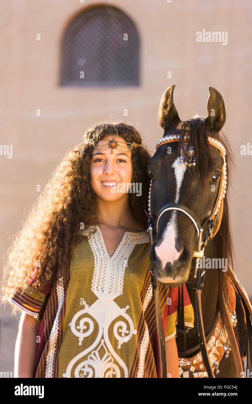 Arabisches Pferd. Junge Frau mit einem schwarzen Hengst. Ägypten Stockfoto