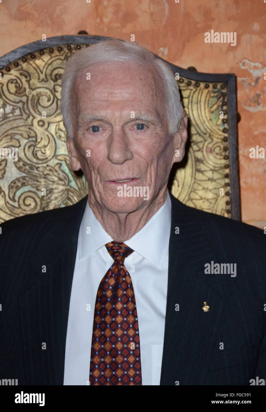 New York, NY, USA. 18. Februar 2016. Gene Cernan bei der Ankunft für die letzte MAN ON THE MOON Premiere, The Roxy Hotel, New York, NY 18. Februar 2016. Bildnachweis: Derek Sturm/Everett Collection/Alamy Live-Nachrichten Stockfoto