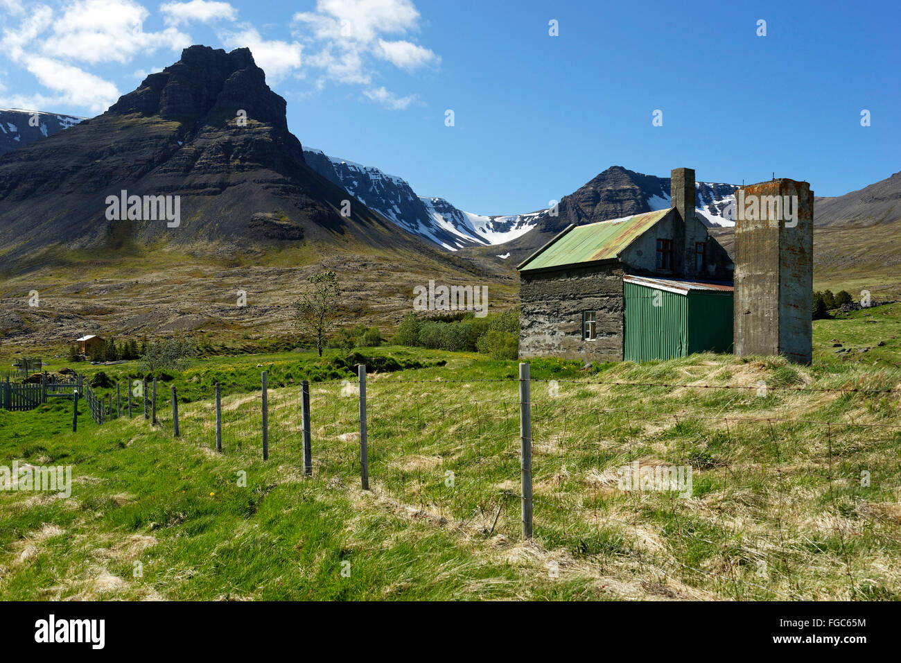 Verlassene Hütte in Berglandschaft, Keldudalur Tal, Hraun, Westfjorde, Island, Europa. Stockfoto