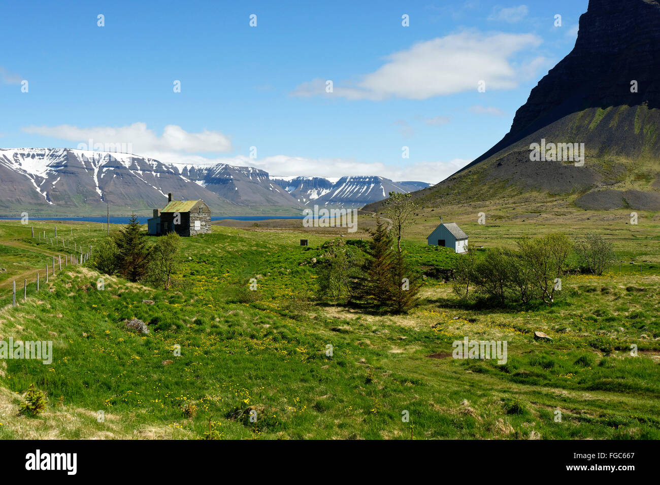 Ferienhaus und Hraunskirkja Kirche im Keldudalur Tal, Hraun, Westfjorde, Island, Europa. Stockfoto