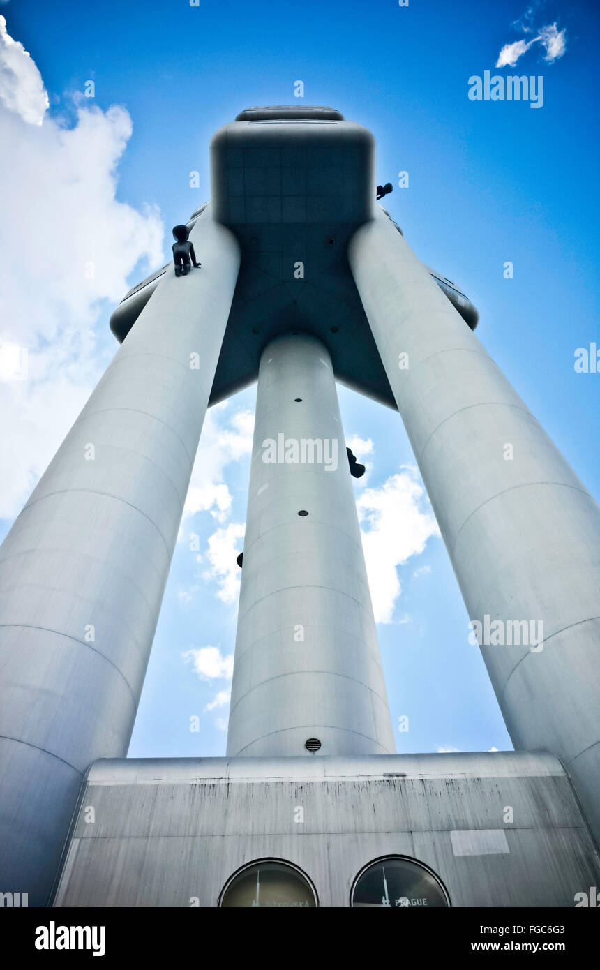 niedrigen Winkel-Blick auf den Fernsehturm in Zizkov Prag Stockfoto