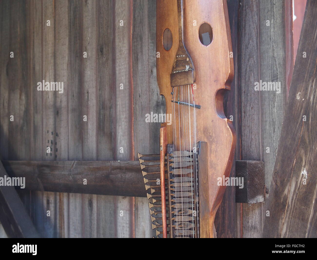 Nyckelharpa ein altes schwedisches Instrument verwendet, um Volksmusik an eine alte Scheune Wand hängen Stockfoto