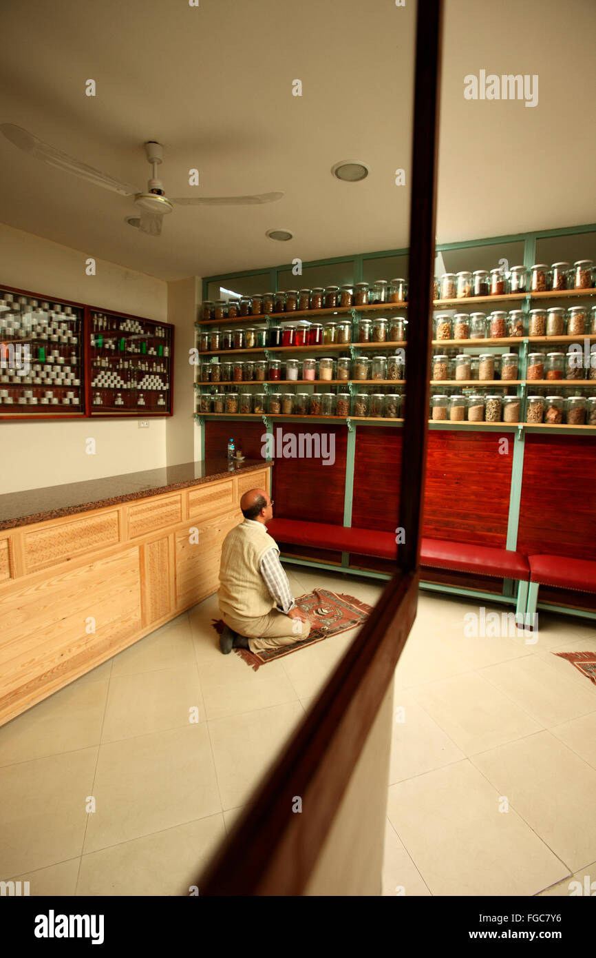 MarrakeshMarrakeshMoroccoNorth AfricaAfrica muslimischen Mann zu beten. Stockfoto