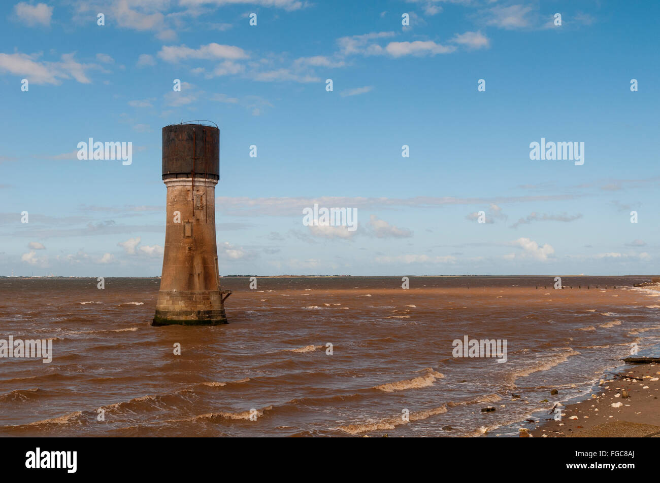 Ein Blick auf den Leuchtturm Low Light, umgebaut zu einem Wasserturm in der Humber-Mündung bei Spurn Point, East Yorkshire. Septem Stockfoto